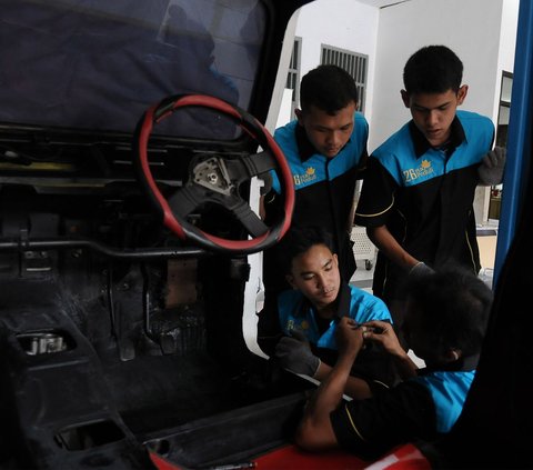 FOTO: Pelajar SMK 26 Jakarta Bikin Konversi Mobil Listrik