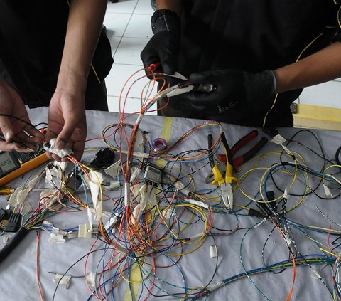 FOTO: Pelajar SMK 26 Jakarta Bikin Konversi Mobil Listrik