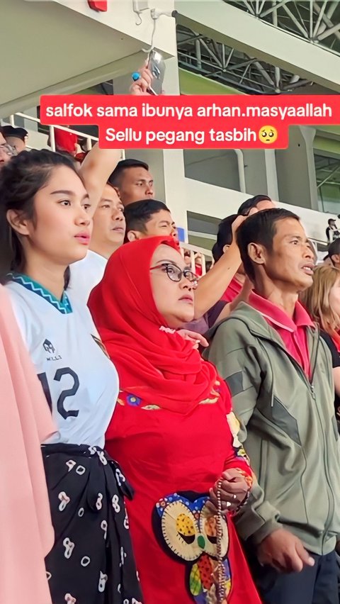 Emotional Moment of Mother Pratama Arhan Busy Reciting Dhikr in the Stands While Her Child Competes in the Match between Indonesia and Turkmenistan