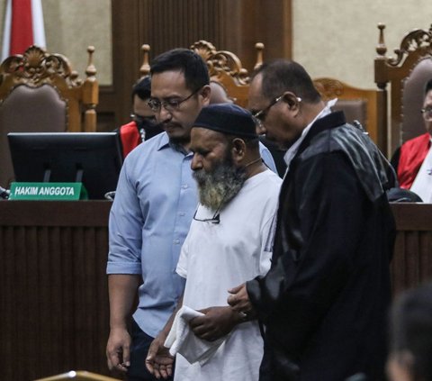 Mantan Gubernur Papua, Lukas Enembe dituntut penjara 10 tahun dan 6 bulan dalam kasus dugaan suap dan gratifikasi proyek di Pemprov Papua. <br><br>Tuntutan itu dibacakan Jaksa KPK Wawan Yunarwanto dalam sidang digelar di Pengadilan Tindak Pidana Korupsi (Tipikor) Jakarta Pusat, Rabu (13/9).<br>