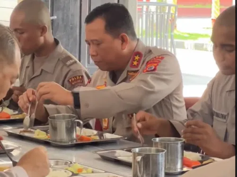 Tak Pandang Pangkat, Jenderal Bintang Dua Ini Makan Bareng Siswa Bintara Polri