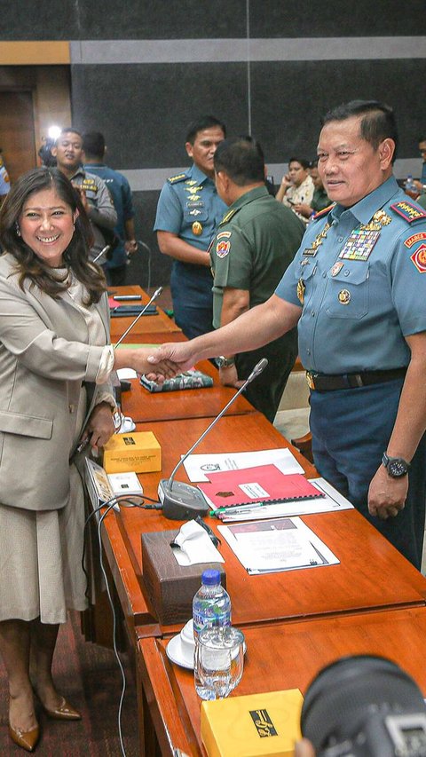 FOTO: Momen Wamenhan dan Panglima TNI Rapat dengan Komisi I DPR Bahas Kenaikan Gaji TNI-Polri