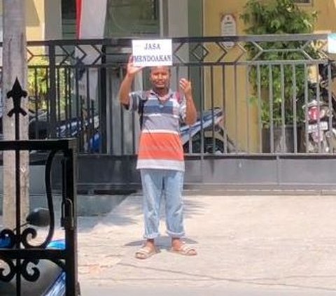 Viral Bapak-Bapak di Solo Ini Buka Jasa Mendoakan, Komentar Netizen Curi Perhatian