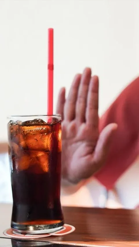 Bagaimana cara mengurangi kebiasaan minum soda?