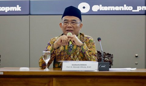 Muhadjir juga tidak lupa mengajak para alumni untuk turut memanfaatkan fasilitas dan layanan yang telah disediakan oleh pemerintah<br>