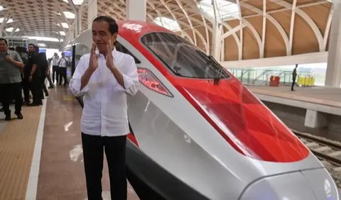 Setelah uji coba pada Selasa ini, Presiden Jokowi menegaskan pemerintah tak akan memberikan subsidi untuk tiket kereta cepat.