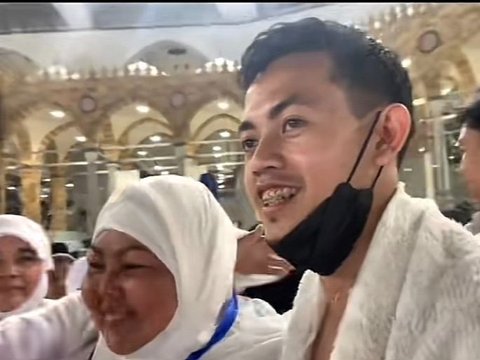Mother's Tears Break! 5 Years Without Meeting Finally Able to Hug Her Child in Front of the Kaaba