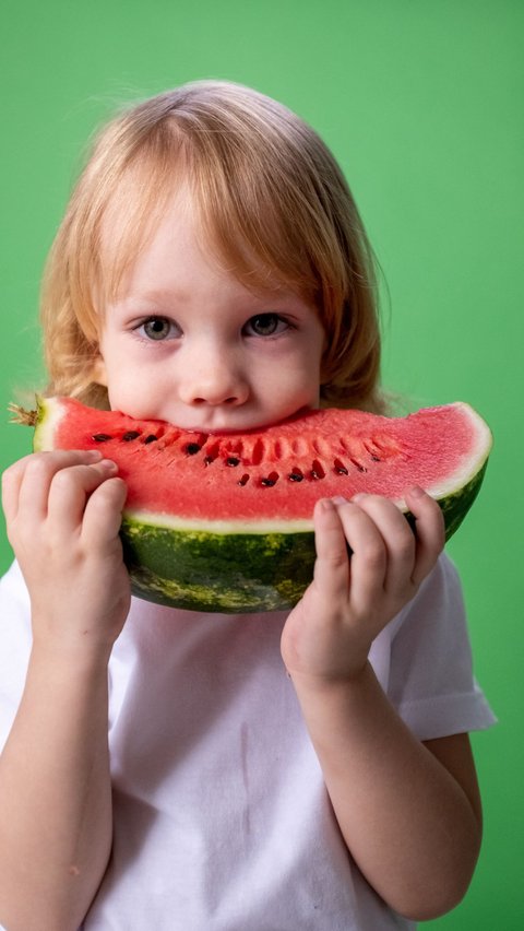 Mendapati si kecil telah memasuki usia yang tepat untuk makan, membuat para orang tua menjadi lebih bersemangat untuk mencari tahu apa saja makanan yang tepat untuk diberikan. Anda pasti tidak mau kan, bayi kecil Anda mengonsumsi makanan yang tidak sesuai dengan usianya?