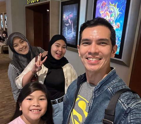 Simple and Refreshing, Look at the Togetherness of Adrian Maulana's Family