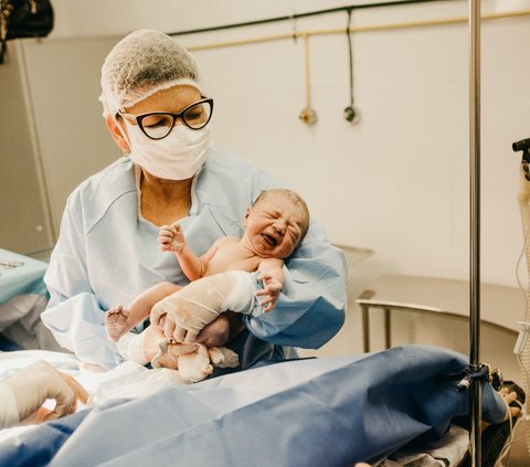 Panduan Seminggu Pertama Kelahiran Bayi yang Perlu Diketahui Orangtua