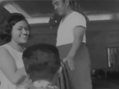 Video of the Moment Soekarno Leaves the Palace in 1967, Only Wearing a White T-Shirt, Giving Ties to Journalists