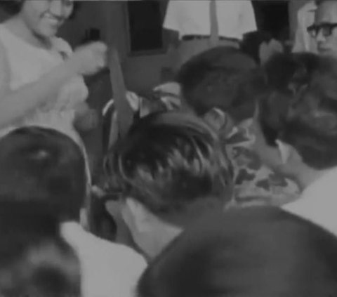 Video of the Moment Soekarno Leaves the Palace in 1967, Only Wearing a White T-Shirt, Giving Ties to Journalists