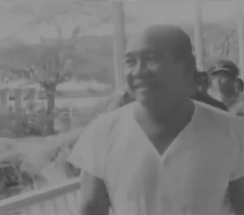 Video of the Moment Soekarno Leaves the Palace in 1967, Only Wearing a White T-Shirt, Giving Ties to Journalists