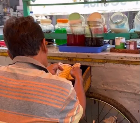 Touching Moment of Street Food Seller Reading Yasin While Waiting for Customers, Condition of His Book Becomes the Center of Attention