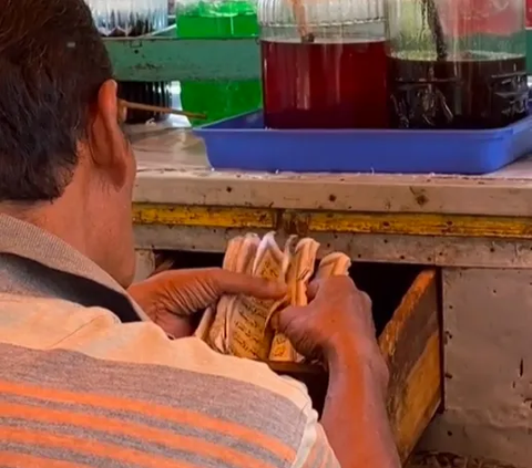 Touching Moment of Street Food Seller Reading Yasin While Waiting for Customers, Condition of His Book Becomes the Center of Attention