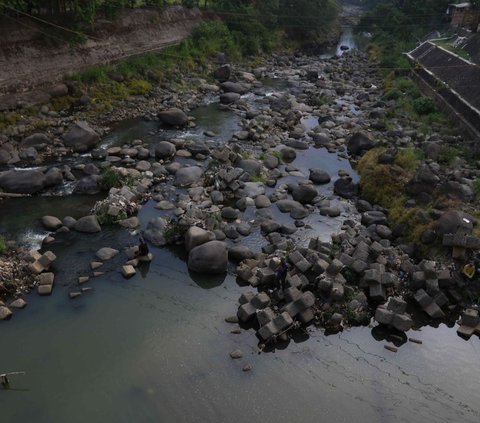 Musim kemarau yang sudah berlangsung sejak bulan Juni lalu telah menimbulkan dampak pada aliran sungai Ciliwung. Terutama pada Bendungan Katulampa di Bogor Timur ini mengalami penurunan debit air yang drastis.