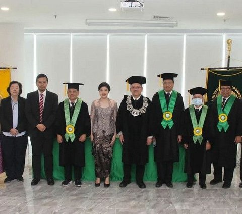 Ia berhasil meraih gelar doktor dari Universitas Indonesia pada usia yang mengagumkan, yakni saat berusia 30 tahun.