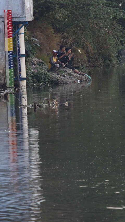 Warga juga memanfaatkan sebagai tempat memancing di salah satu sisi aliran Sungai Ciliwung yang tenang di sekitaran Bendung Katulampa.