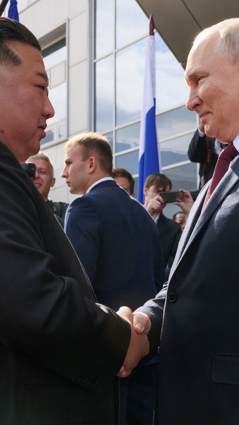 Setiba di sana, Presiden Putin langsung menyambut kedatangan Kim Jong-un dengan jabat tangan erat dan penuh dengan keakraban.