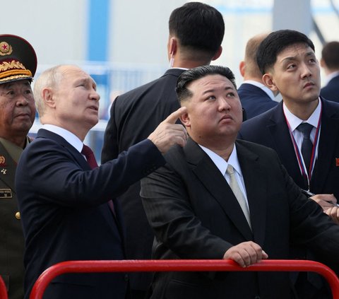 Sesekali Presiden Vladimir Putin terlihat berbincang akrab dan memberikan penjelasan mengenai roket-roket Rusia kepada Kim Jong-un saat melihat lokasi Kosmodrom Vostochny.