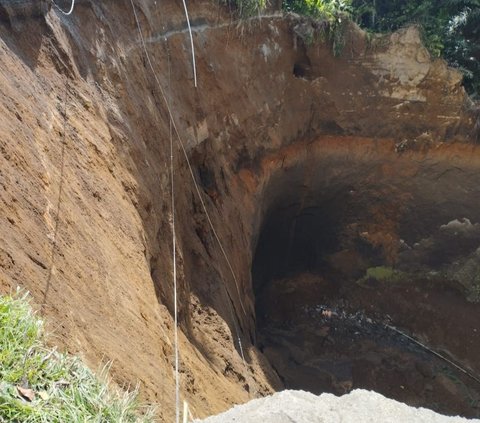 Penampakan Jalan di Kawasan Wisata di Tegallalang- Tampaksiring Bali Amblas 50 Meter, Ini Penyebabnya