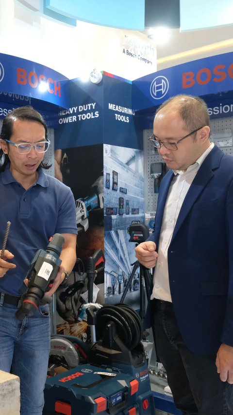 Petugas menunjukkan penunjang alat berat  yang dipamerkan pada stand BOSCH saat kegiatan Indonesia Energy & Engineering (IEE) 2023 di JIExpo Kemayoran, Jakarta, Rabu (13/9/2023).