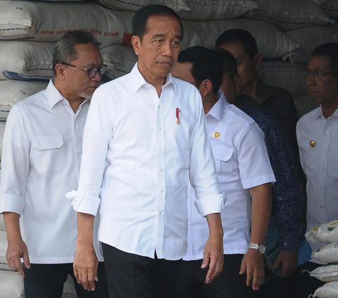 Jokowi Singgung Foto Airlangga Berlatar Kuning di Acara Sewindu PSN: Biar Tahu Ketua Golkar