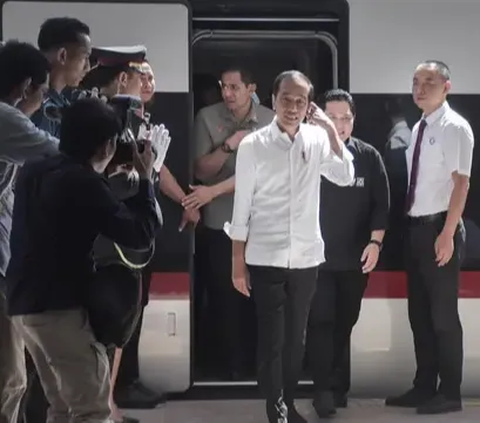 Jokowi Singgung Foto Airlangga Berlatar Kuning di Acara Sewindu PSN: Biar Tahu Ketua Golkar