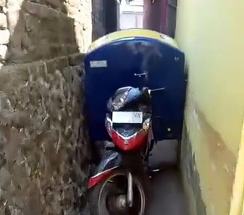 Too Confident Passing Through Narrow Alley, This Mobile Bread Seller's Motorcycle Gets Stuck Along with His Cart