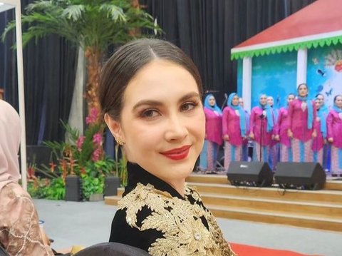 Banjir Pujian Netizen, 8 Foto Arumi Bachsin Pakai Batik Khas Pamekasan di Pameran Kerajinan