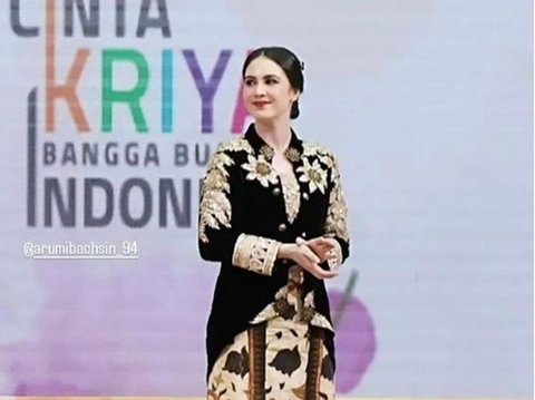 Banjir Pujian Netizen, 8 Foto Arumi Bachsin Pakai Batik Khas Pamekasan di Pameran Kerajinan