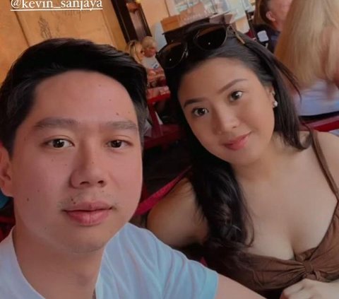 Selama <i>babymoon</i>, Valen kerap mengunggah potretnya bersama sang suami, Kevin Sanjaya. Dalam potret ini, keduanya tampak sedang berada di sebuah restoran untuk makan siang. Ia juga kerap mengunggah potret makanan yang mereka pesan.