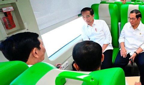 Dalam keterangan unggahan, Jokowi disebut sempat memuji kenyamanan dari kereta cepat tersebut.<br>