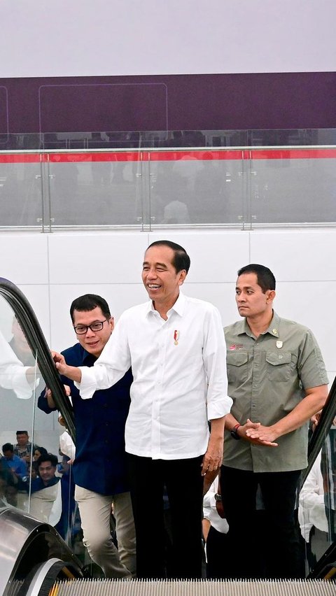 Momen saat presiden Jokowi berkeliling di sekitar stasiun. <br>