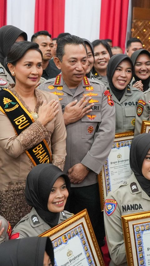 Dikelilingi Polwan Cantik, Jenderal Sigit Beri Tugas Khusus untuk Pemilu 2024: Dengan Senyumnya Semua Masalah Selesai<br>