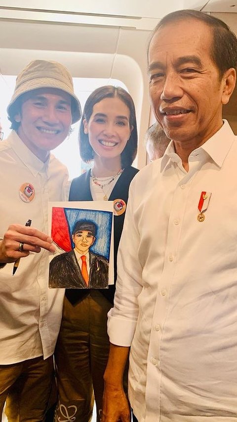 Wujudkan Keinginan Jizzy, Ini Momen Vino G Bastian Minta Tanda Tangan Presiden Jokowi di Lukisan Anaknya