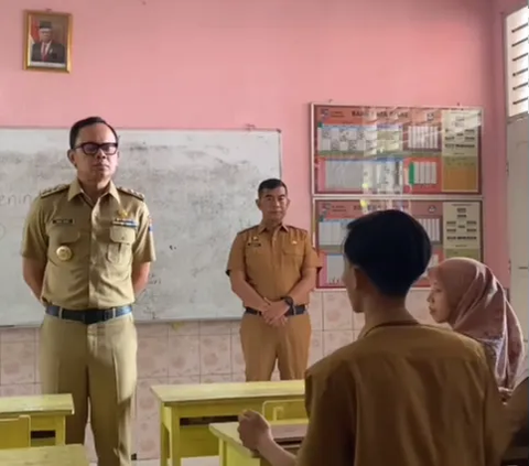 Mayor of Bogor Fires Headmaster of an Elementary School who Terminated Contract of Honorary Teacher after Reporting Bribery