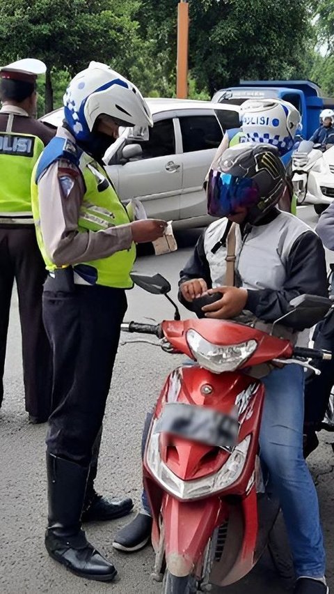 Video Viral Pemotor Tak Pakai Helm `Menghilang`  Saat Mau Dipergok Polantas di Lampu Merah, Endingnya Pak Polisi Cuma Bisa Celingukan