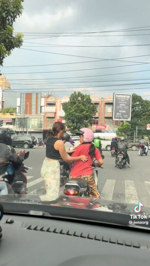 Aksi Wanita Turun dari Mobil untuk Bantu Garuk Punggung Pengendara Lain Ini Viral, Bikin Ngakak