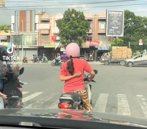 Di awal video, tampak seorang wanita pengendara motor yang sedang berhenti di lampu merah. Namun ia tampak sedang kesusahan untuk menggaruk bagian belakang punggungnya yang gatal.