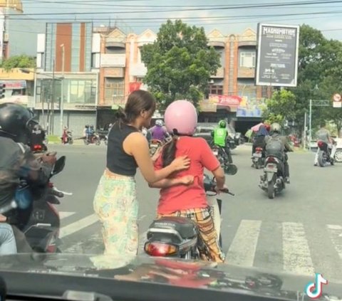 Aksi Wanita Turun dari Mobil untuk Bantu Garuk Punggung Pengendara Lain Ini Viral, Bikin Ngakak