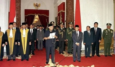 Momen Soeharto Tinggalkan Istana