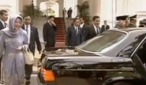 Dalam video, Soeharto terlihat tampil mengenakan kemeja dan peci hitam ciri khasnya.