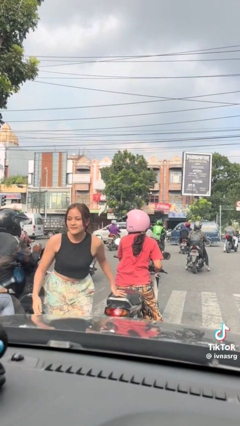 Aksi Wanita Turun dari Mobil untuk Bantu Garuk Punggung Pengendara Lain Ini Viral, Bikin Ngakak