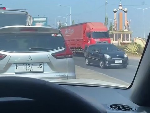 Viral Video of Motorcyclist Without Helmet 'Disappears' When About to Be Caught by Traffic Police at Traffic Lights, Ending with the Police Officer Just Looking Around