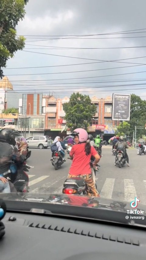 Aksi Wanita Turun dari Mobil untuk Bantu Garuk Punggung Pengendara Lain Ini Viral, Bikin Ngakak