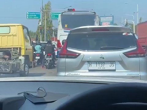 Viral Video of Motorcyclist Without Helmet 'Disappears' When About to Be Caught by Traffic Police at Traffic Lights, Ending with the Police Officer Just Looking Around