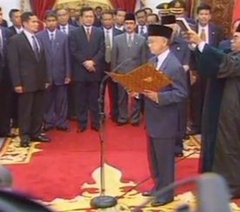 Rekaman Video Detik-detik Soeharto Meninggalkan Istana Usai Mundur dari Presiden RI, Paspampres Berbaris Beri Hormat