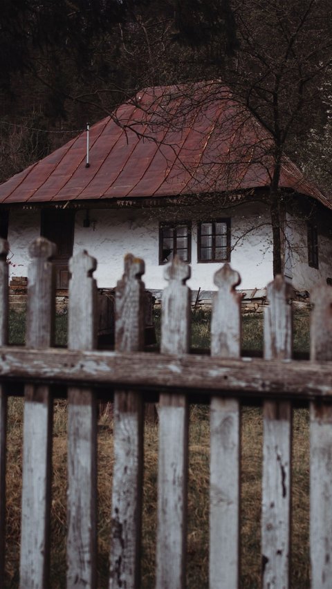 That is a series of pictures of haunted houses that were once used as filming locations for horror movies.
