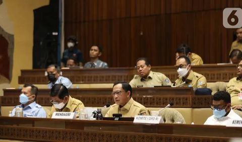 Menteri Dalam Negeri (Mendagri) Tito Karnavian mengungkapkan, banyak tenaga honorer di bidang administrasi yang berasal dari tim sukses dan keluarga pejabat di daerah. <br>